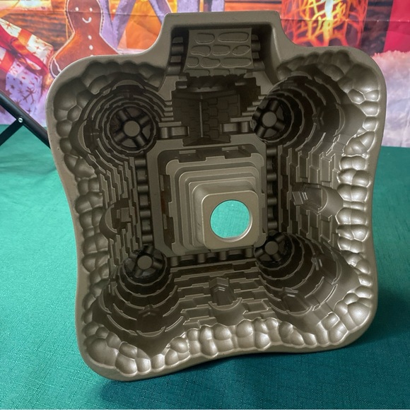 Castle Cake Pan Nordic Ware Sandcastle 10 Cup Cast Aluminum USA Bundt baker - Picture 5 of 10